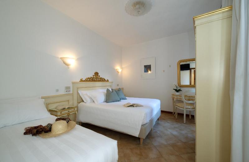 Triple Room with Private Bathroom image 3