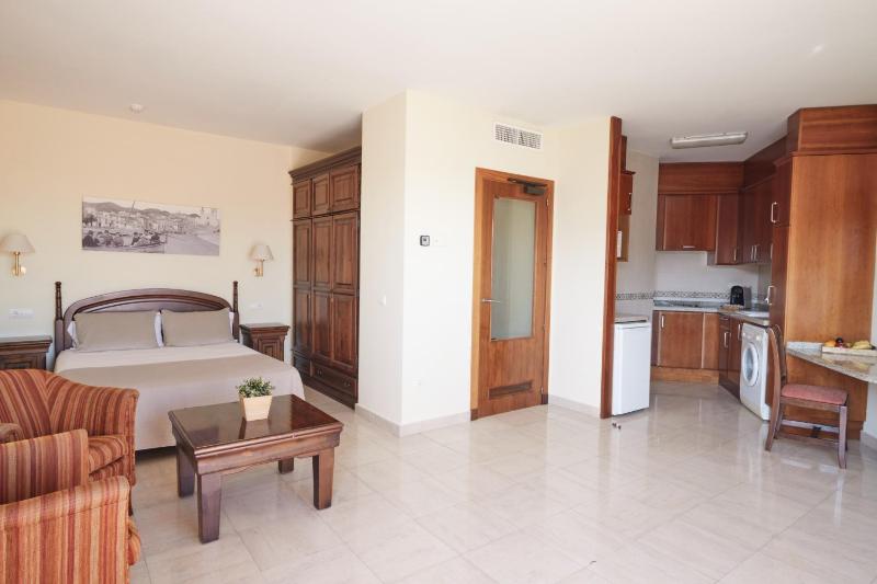 Studio with Pool View (2 Adults) image 4