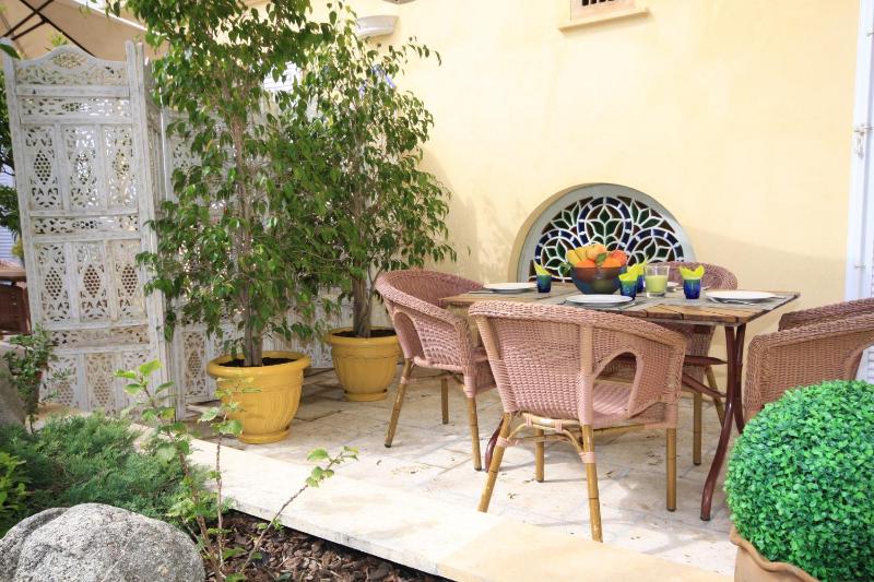 Deluxe Two-Bedroom Apartment with Patio image 3