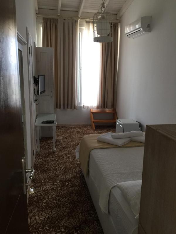 Double Room with Balcony and Sea View image 2