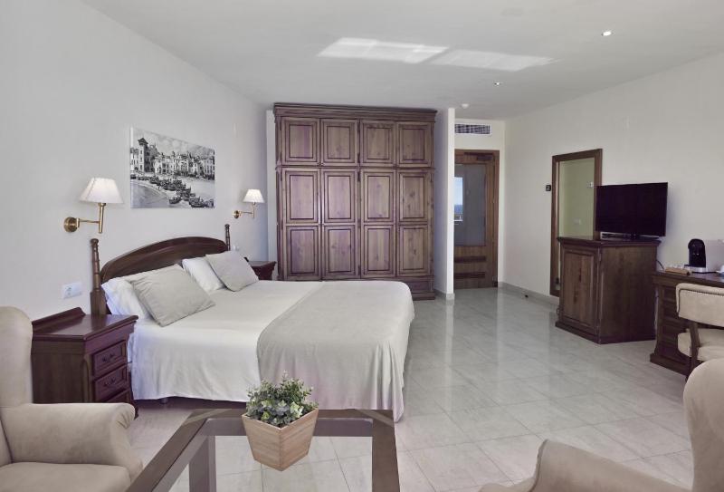 Superior Twin Room with Sea View (2 Adults) image 1