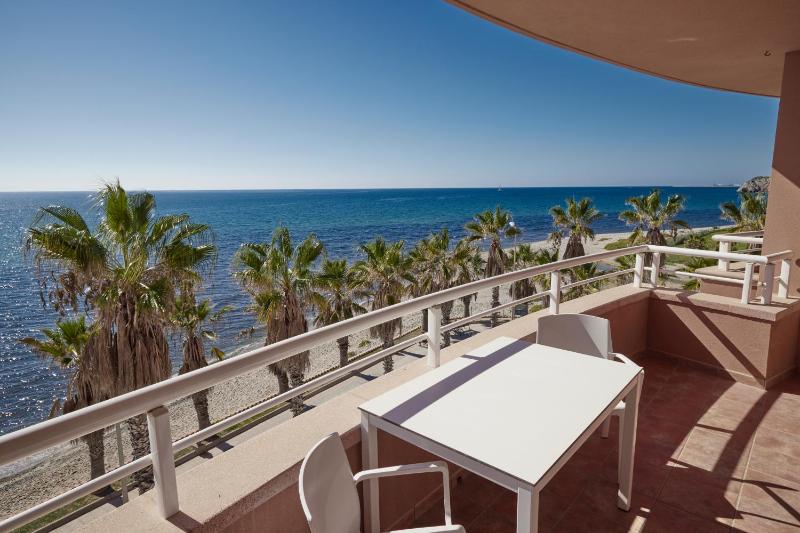 Superior Twin Room with Sea View (2 Adults) image 3