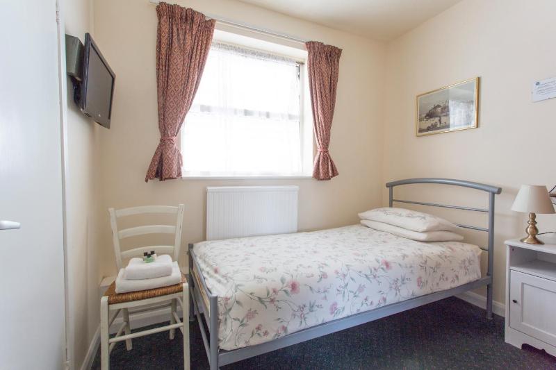 Standard Single Room image 3