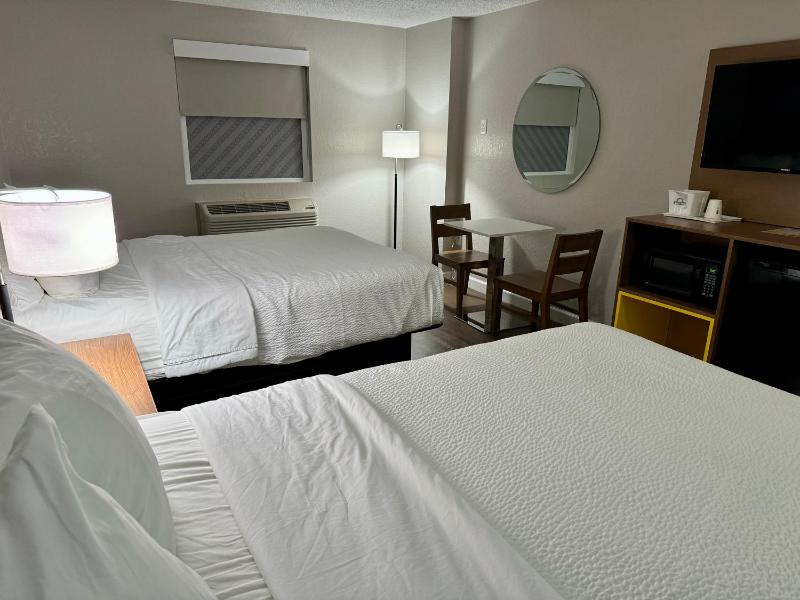 Queen Room with Two Queen Beds and Bath Tub - Mobility/Hearing Access - Non-Smoking image 4