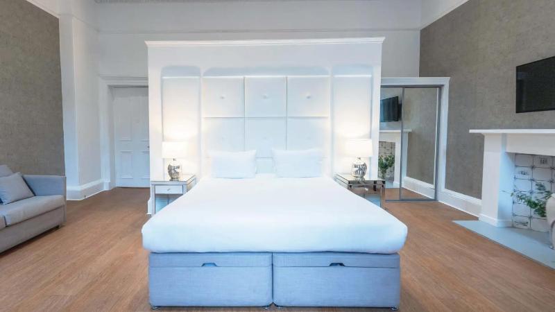 Deluxe Queen Suite image 3