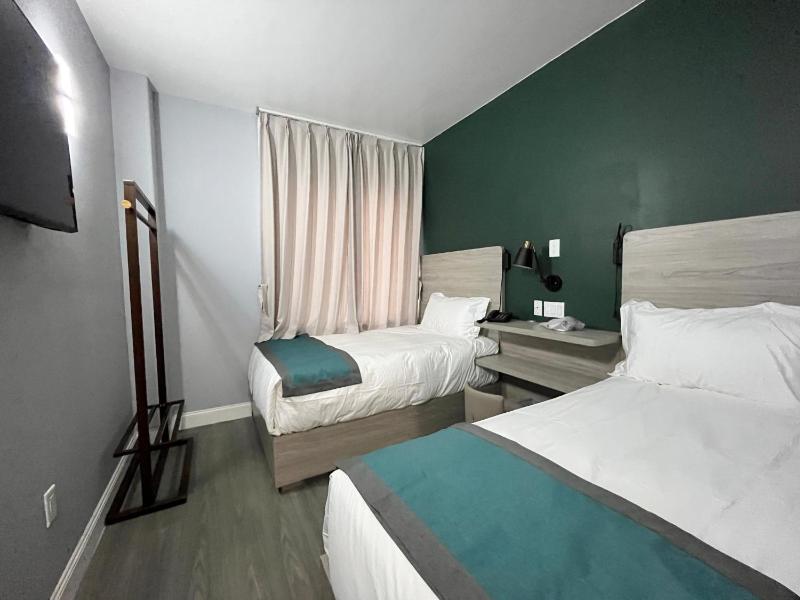 Twin Room with Private Bathroom image 4