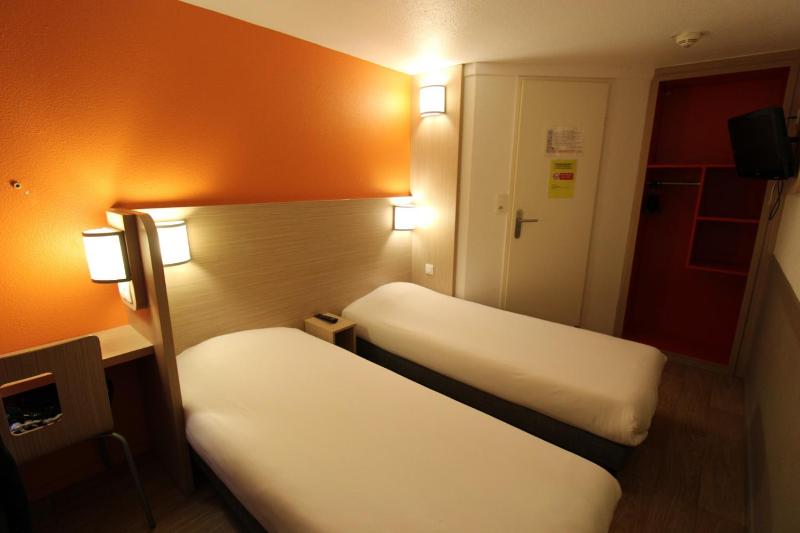 Double Room with 2 Single Beds image 4