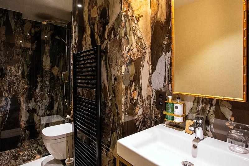Superior King Room image 3