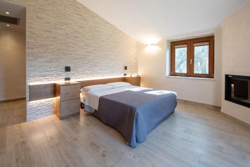 Superior Triple Room image 3