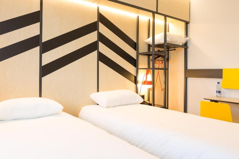 Standard Twin Room image 2