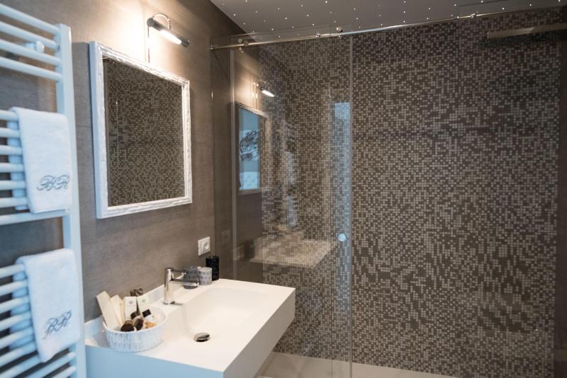 Double Room with Sea View image 3