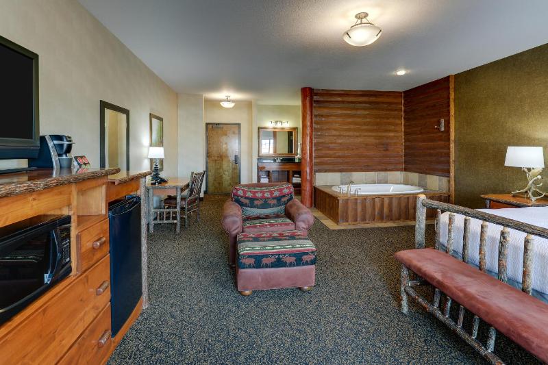 Suite with Hot Tub image 4
