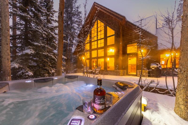 Warm Spacious and Elegant Breckenridge Home near golf course hot tub arcade machine foosball - image 33