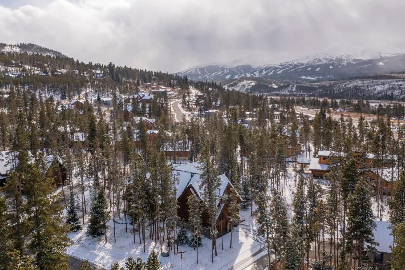 Warm Spacious and Elegant Breckenridge Home near golf course hot tub arcade machine foosball - image 25