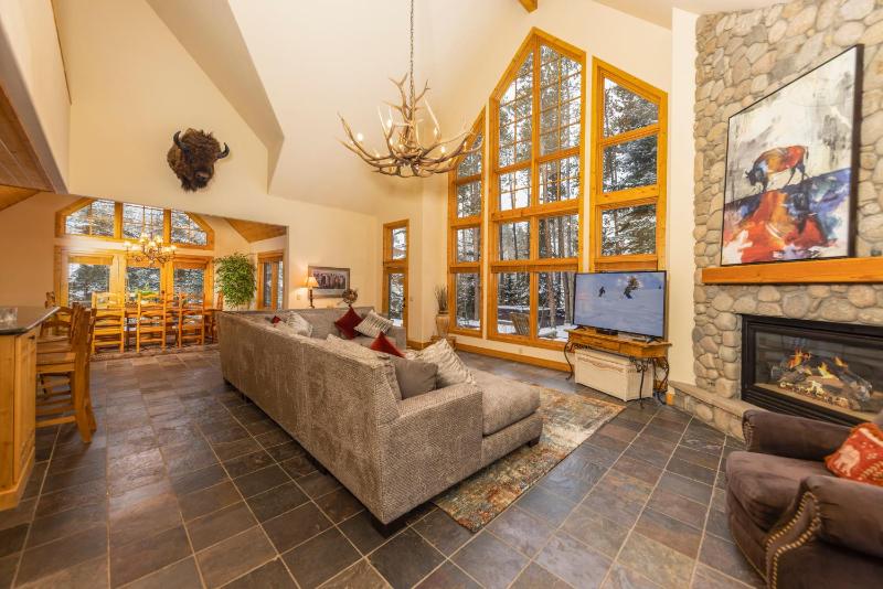 Warm Spacious and Elegant Breckenridge Home near golf course hot tub arcade machine foosball - image 17