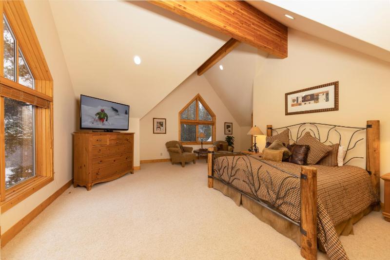Warm Spacious and Elegant Breckenridge Home near golf course hot tub arcade machine foosball - image 30