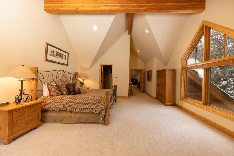 Warm Spacious and Elegant Breckenridge Home near golf course hot tub arcade machine foosball - image 11