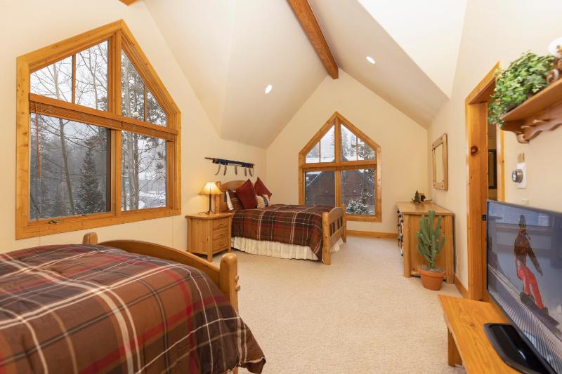 Warm Spacious and Elegant Breckenridge Home near golf course hot tub arcade machine foosball - image 27