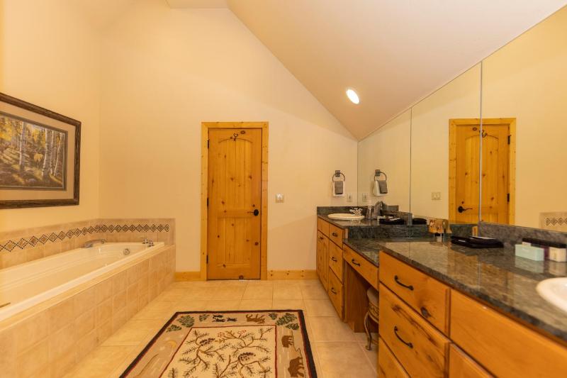 Warm Spacious and Elegant Breckenridge Home near golf course hot tub arcade machine foosball - image 21
