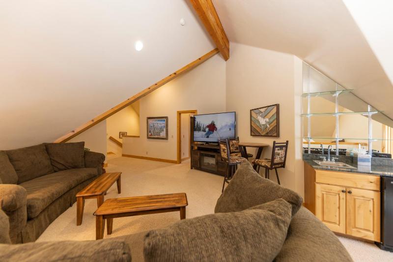 Warm Spacious and Elegant Breckenridge Home near golf course hot tub arcade machine foosball - image 19