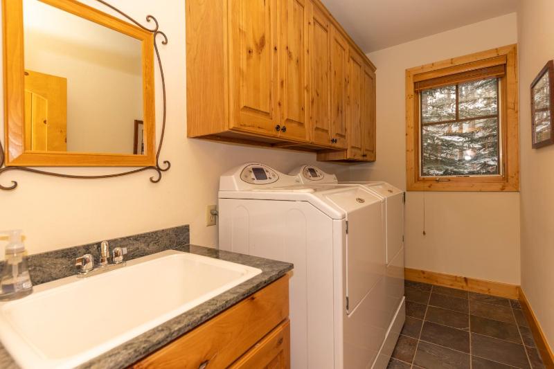 Warm Spacious and Elegant Breckenridge Home near golf course hot tub arcade machine foosball - image 22