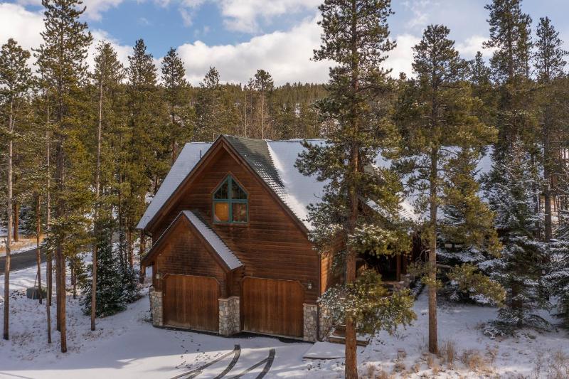 Warm Spacious and Elegant Breckenridge Home near golf course hot tub arcade machine foosball - image 12