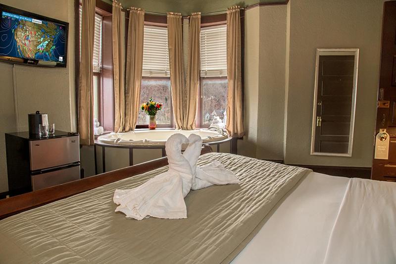 King Room with Spa Bath image 3