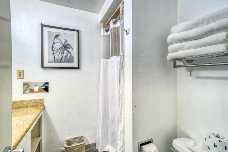 Junior Suite with Balcony and Partial Bay View image 3