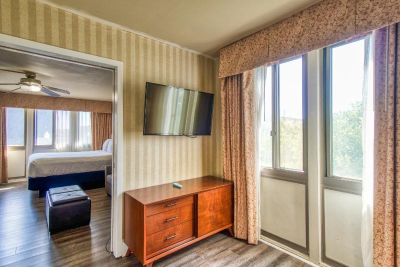 Junior Suite with Balcony and Partial Bay View image 4