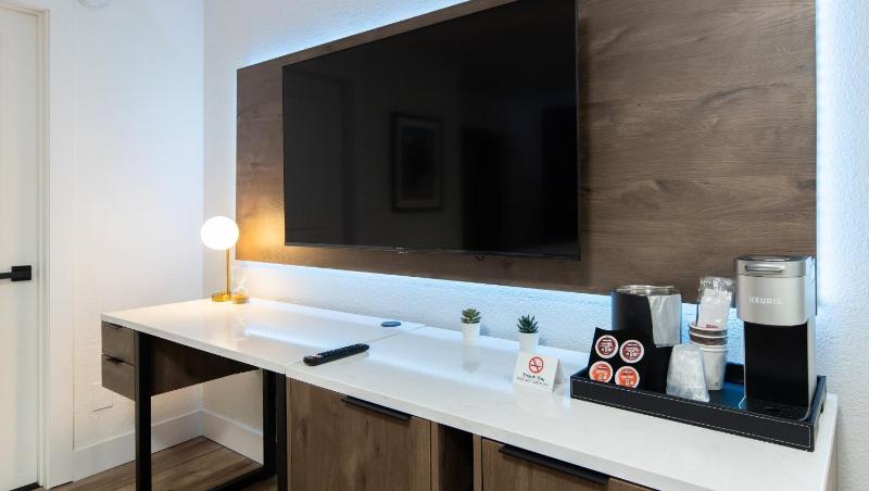 Deluxe Double Room with Two Double Beds - Non-Smoking image 4