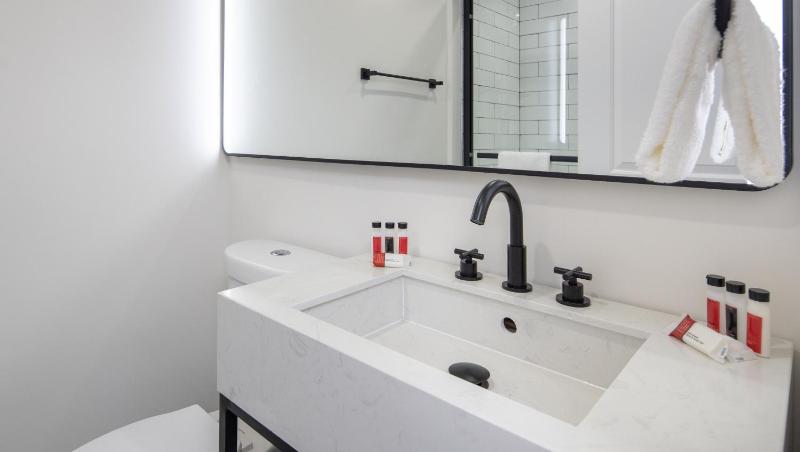 Deluxe Double Room with Two Double Beds - Non-Smoking image 3