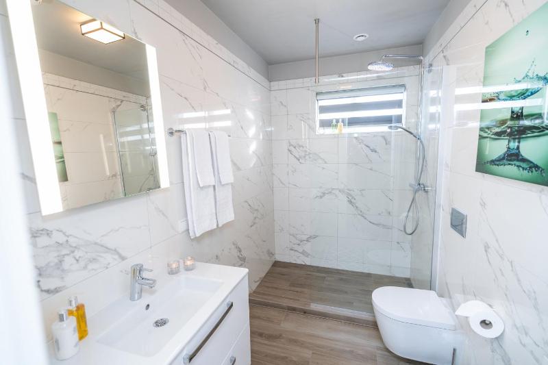 Twin Room with Shared Bathroom image 4