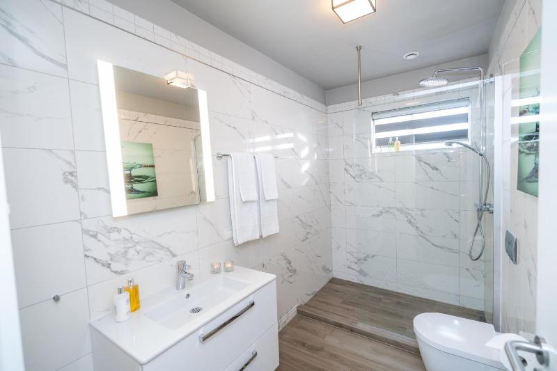 Economy Quadruple Room with Shared Bathroom image 2