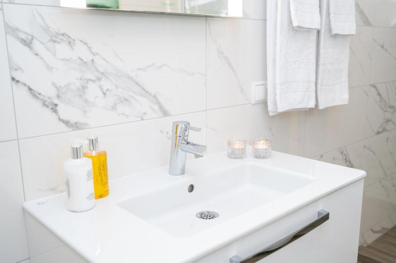 Twin Room with Shared Bathroom image 3