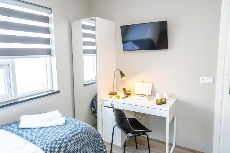 Single Room with Shared Bathroom image 1