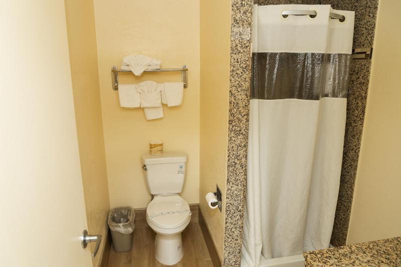 Queen Room image 2