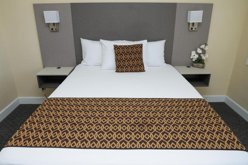 Queen Room image 3