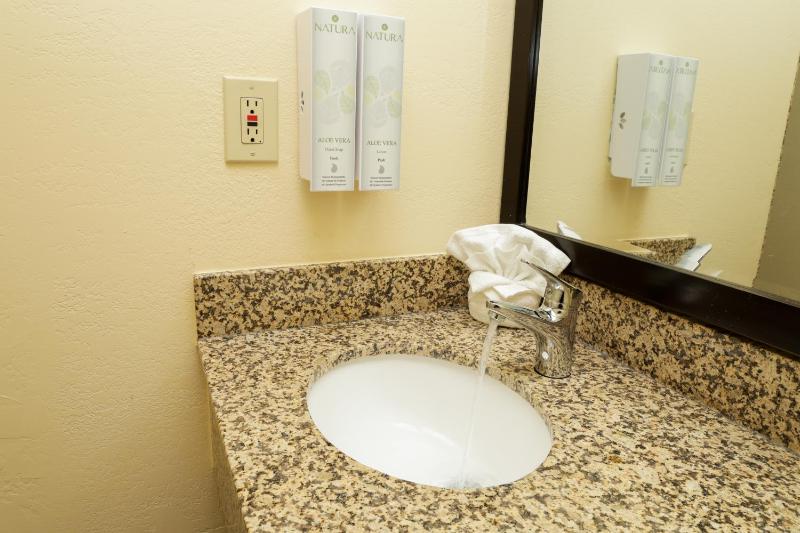 Standard King Room image 4