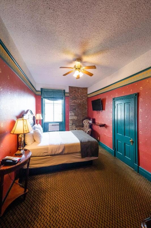 Standard Queen Room image 4
