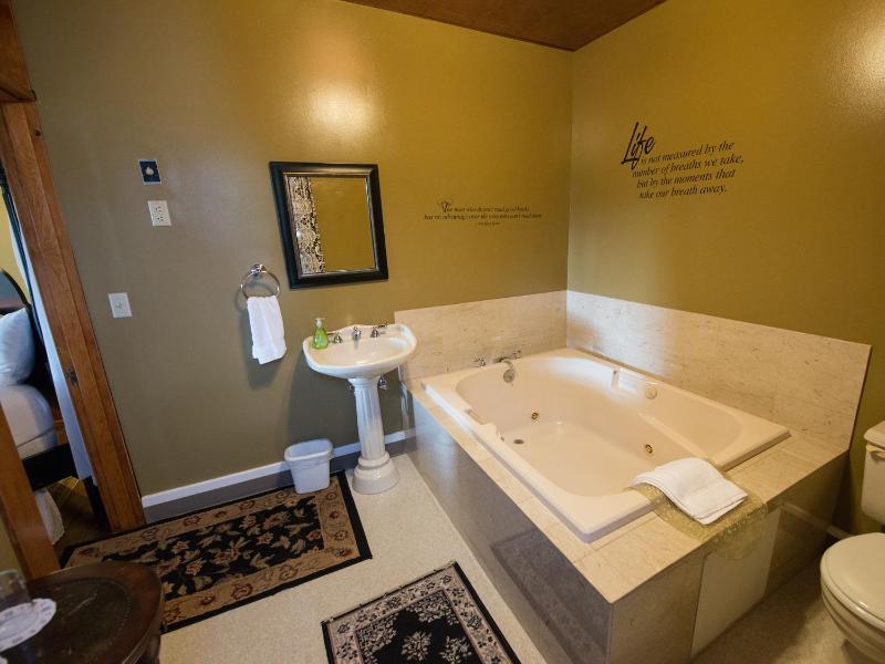King Room with Spa Bath image 2