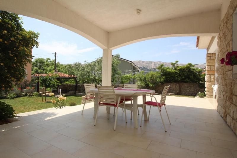 One-Bedroom Apartment with Garden View image 2