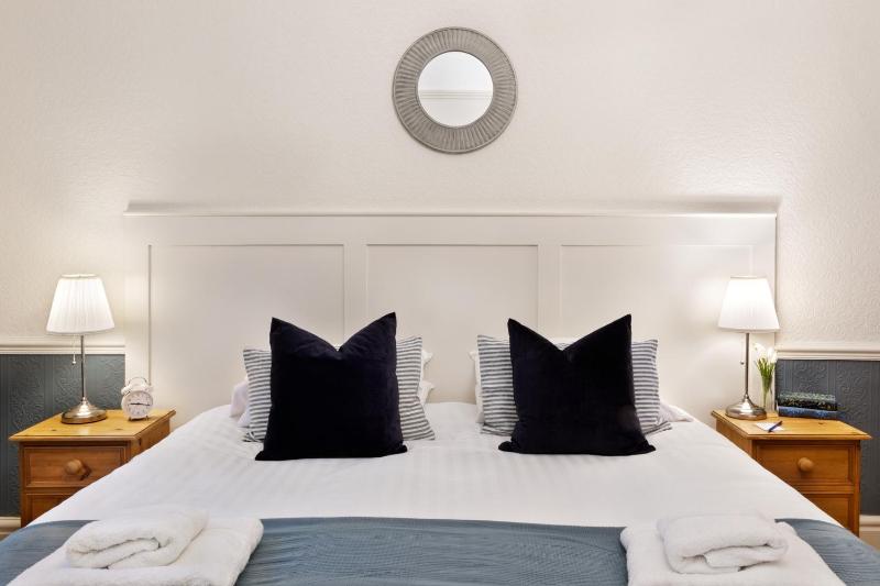 Fountains Guest House - Harrogate Stays with FREE PARKING - image 11