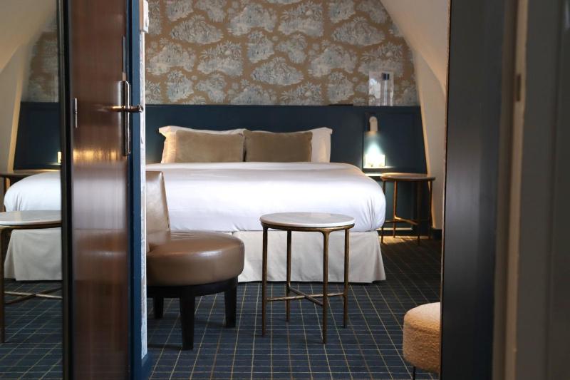 Deluxe King Room image 1