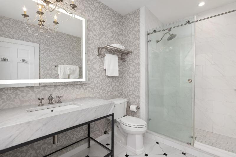 Queen Suite with Two Queen Beds - John Wesley Suite image 3