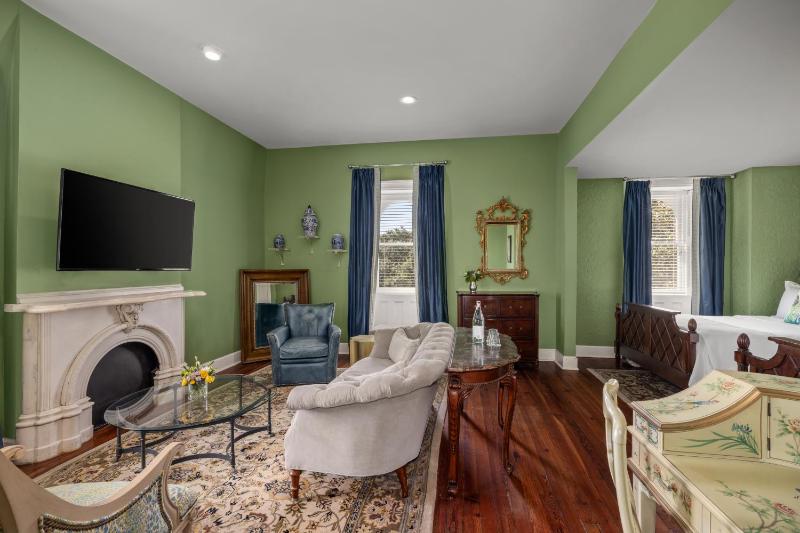 Queen Suite with Two Queen Beds - Earl of Chatham Suite image 3