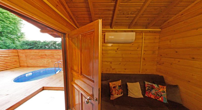 Bungalow with Garden View image 1