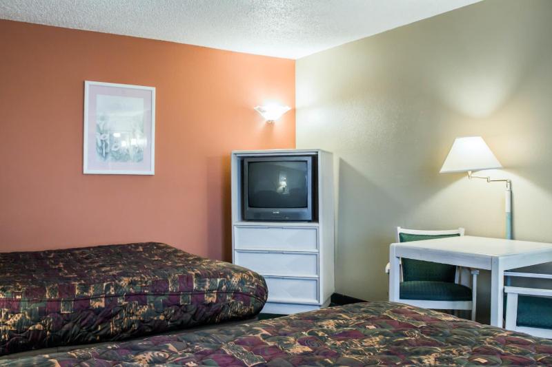 Queen Room with Two Queen Beds - Non-Smoking image 2
