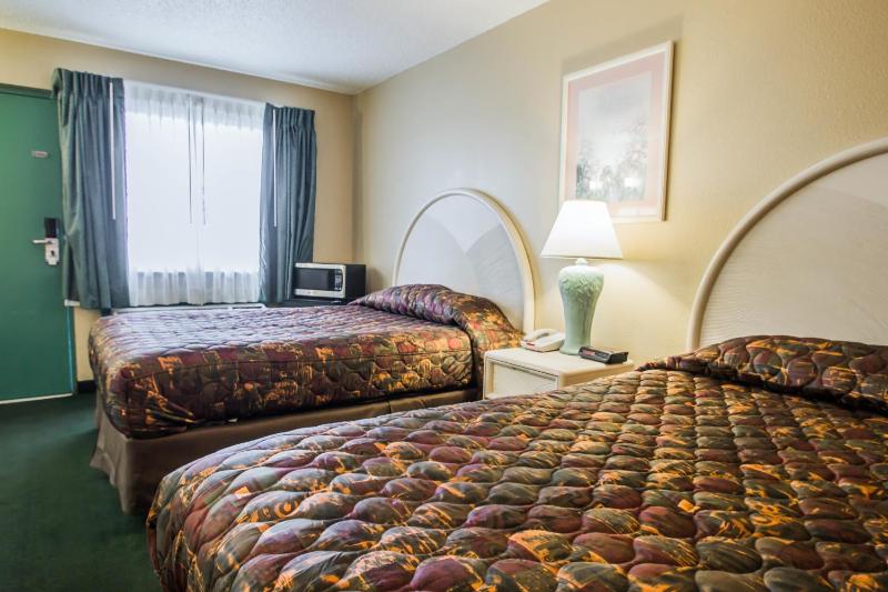 Queen Room with Two Queen Beds - Non-Smoking image 4