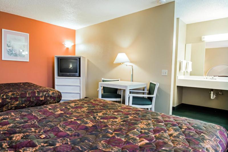 Queen Room with Two Queen Beds - Non-Smoking image 3