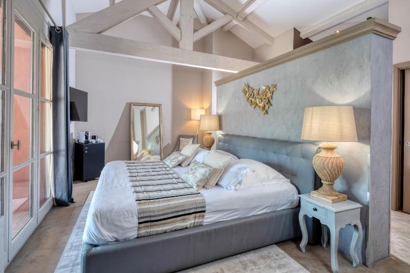 Elegant Room image 1